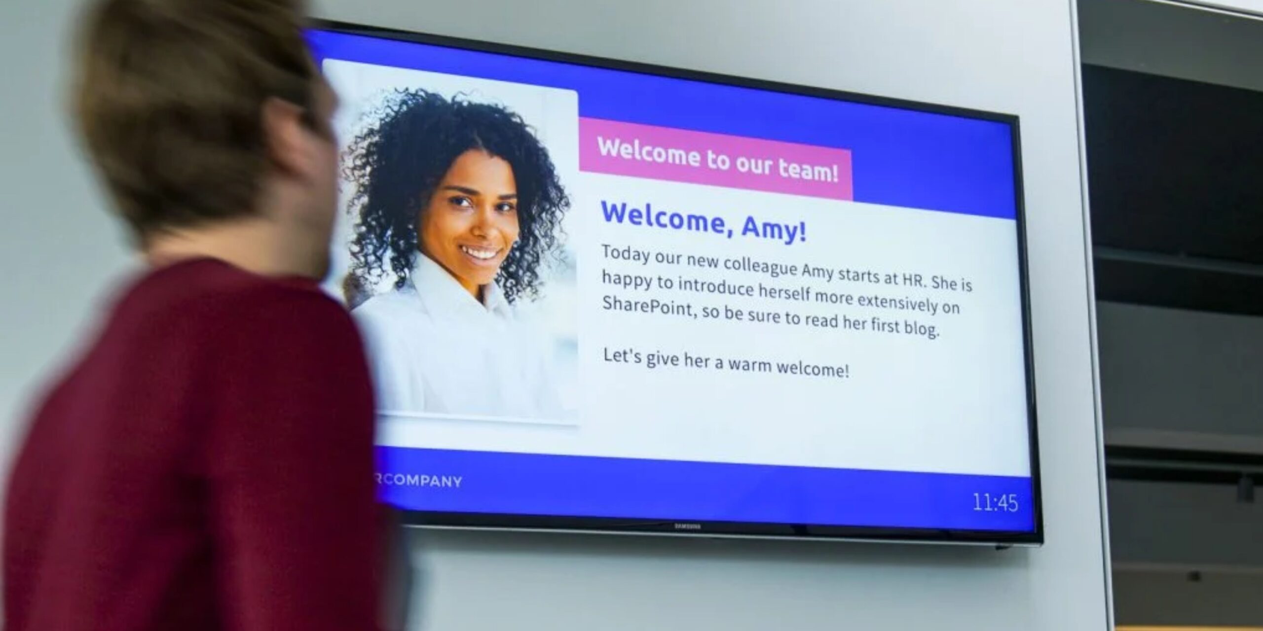 Digital signage screen for team building