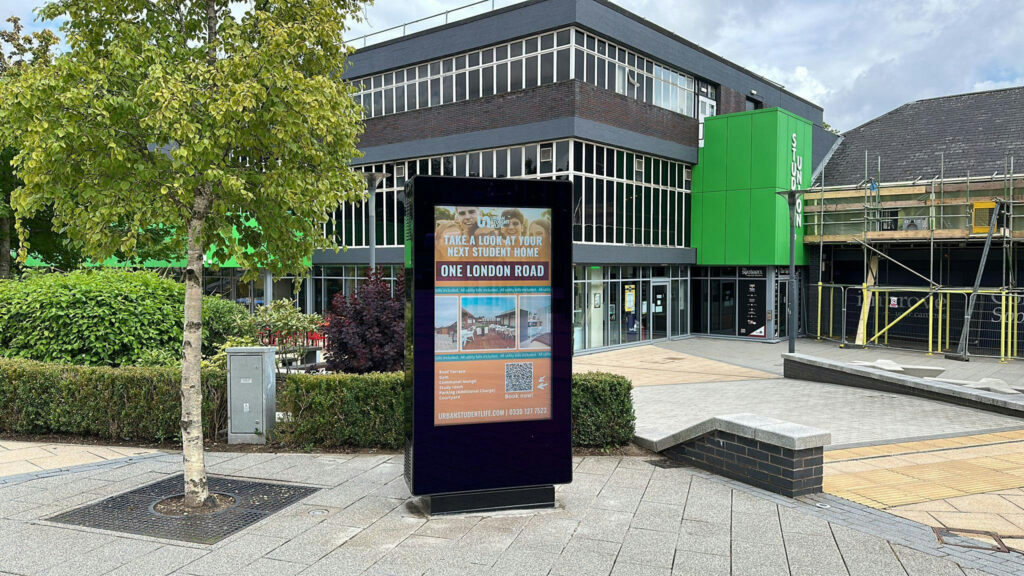 Double-Sided Freestanding PCAP Touch Screen Outdoor Digital Posters 8 Double-Sided Freestanding PCAP Touch Screen Outdoor Digital Posters